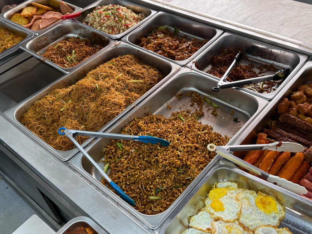 Various economy fried noodles can be selected and combined with fried egg, sausages, luncheon meat for your breakfast or lunch. — Picture by Lee Khang Yi