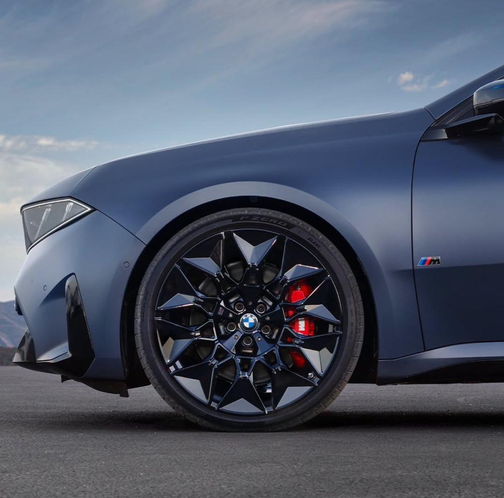 The BMW i3 M60 also offers exclusive 21-inch Style 1067M aerodynamic wheels along with red brake callipers. — SoyaCincau pic