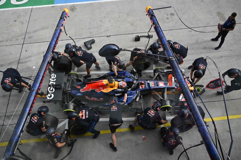 Verstappen takes different tyre gamble as rain threatens at Sepang