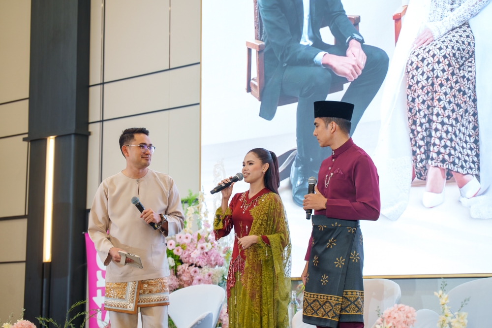 Bella Astillah welcomes attendees at the Walimatulurus Bella Astillah & Syed Saddiq press conference held on October 2 at the KLGCC Convention Centre. — Picture by Raymond Manuel