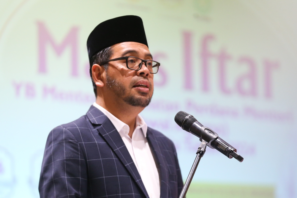 Deputy Minister in the Prime Minister's Department (Religious Affairs) Senator Dr Zulkifli Hasan give a speech during iftar with Media at PICC Putrajaya on March 26,2024. — Picture by Miera Zulyana