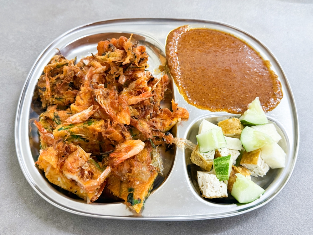 Move aside chili sauce, peanut sauce makes for a better pairing with the crunchy golden fritter. — Picture by Lee Khang Yi