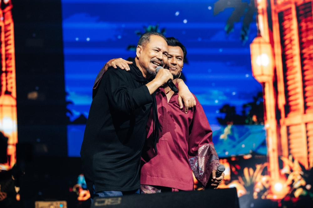 Faizal Tahir performing with M. Nasir. — Picture via Instagram/Faizal Tahir