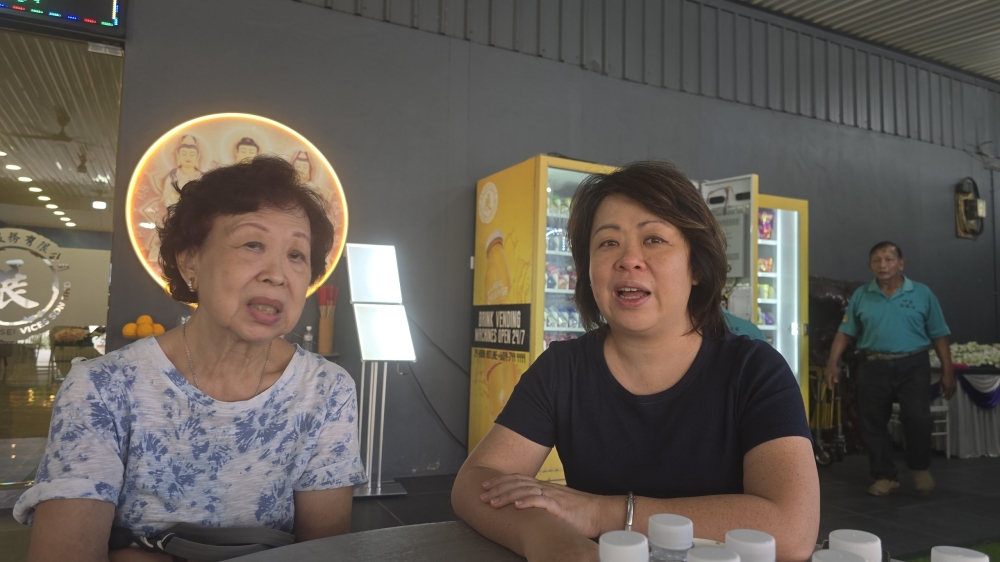Song Chai Kim (left) and her daughter Kaylene Tan (right) share their memories of her brother and Tan’s uncle, the late Datuk Song Swee Guan, at home. — The Borneo Post pic