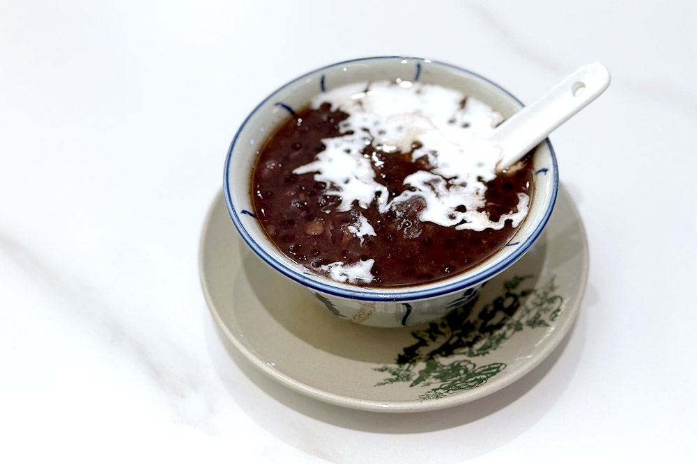 Black glutinous rice and red bean 'tong sui'. — Picture by CK Lim