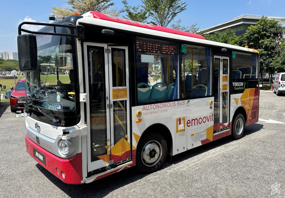 Our close encounter with the eMooVit autonomous EV bus, in front of Yinson GreenTech (YGT) Cyberjaya’s office in 2024. YGT is a major shareholder of eMooVit. — SoyaCincau pic 