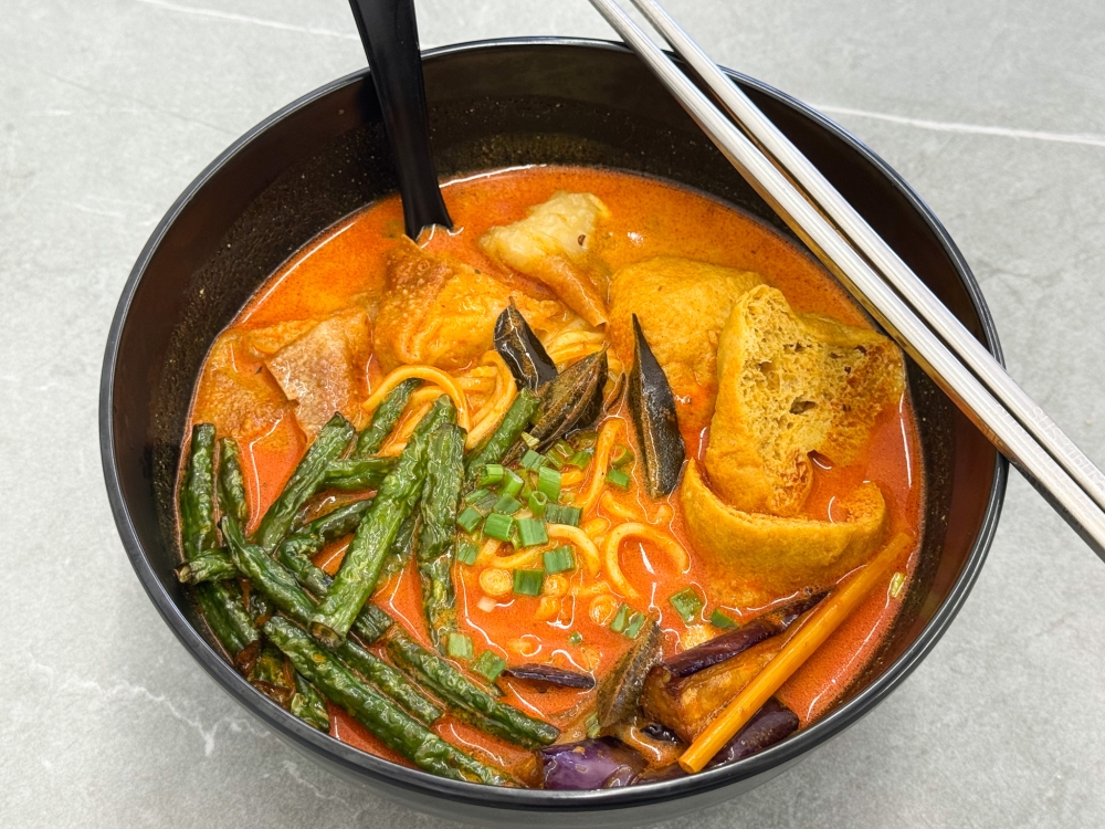 The Signature Curry Noodle is glorious in a striking orange, thick curry broth. — Picture by Lee Khang Yi
