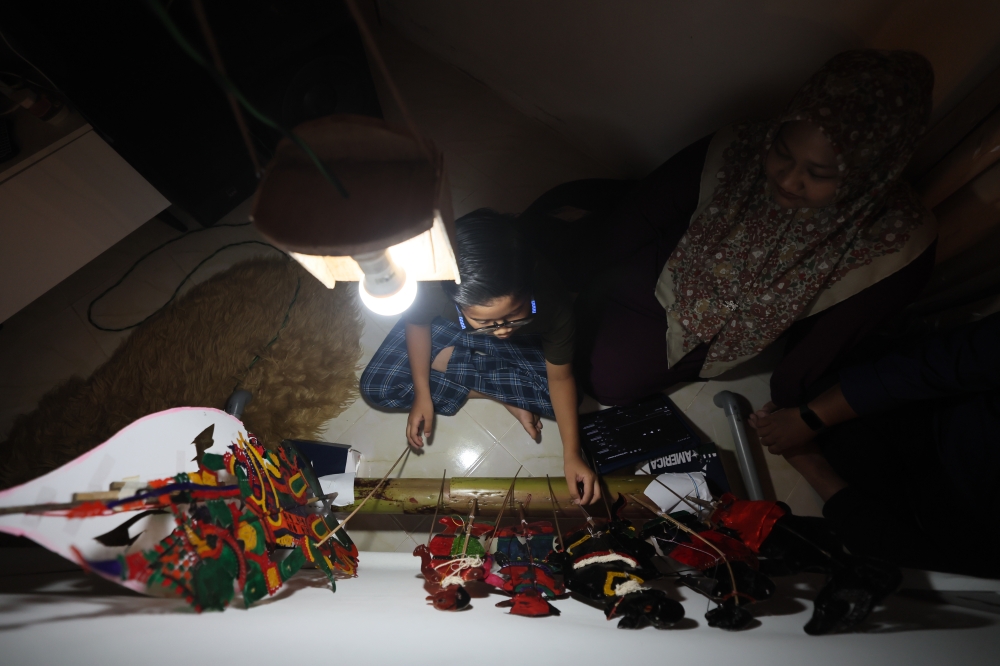 Nik Imanuddin Hadeef Nik Izdiharuddin, 10, demonstrates his skills in handling ‘wayang kulit’ puppets when met by Bernama at his home in Kampung Kubang Sipot recently. — Bernama pic