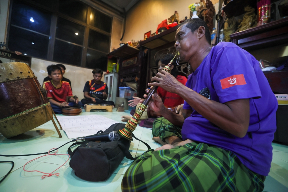Musicians from the Sri Cindayu Wayang Kulit Association during a ‘wayang kulit’ training session in Kok Lanas. — Bernama pic