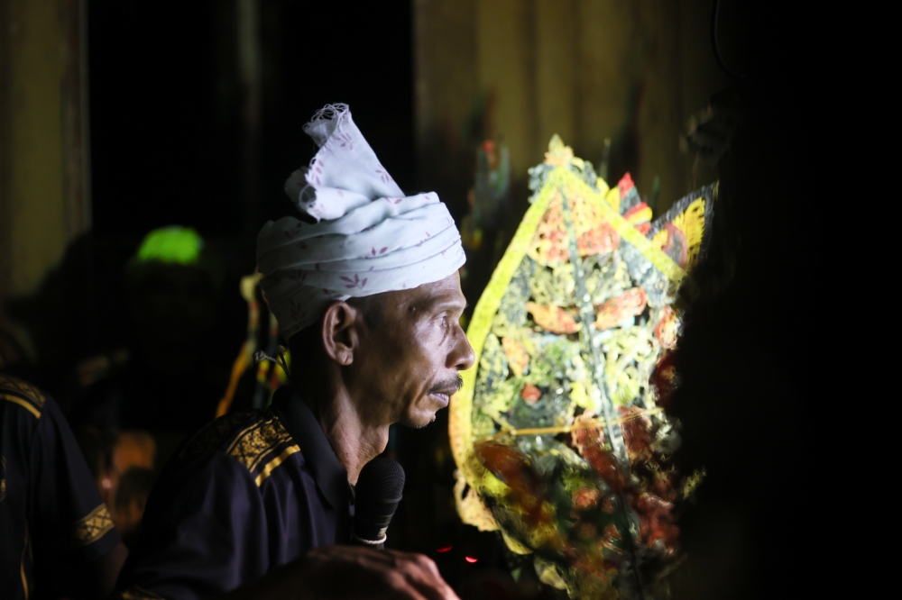 Chairman of the Pija Titir Mas Wayang Kulit Association Mohammad Hafiza Che Ya during a ‘wayang kulit’ training session in Pasir Mas. — Bernama pic