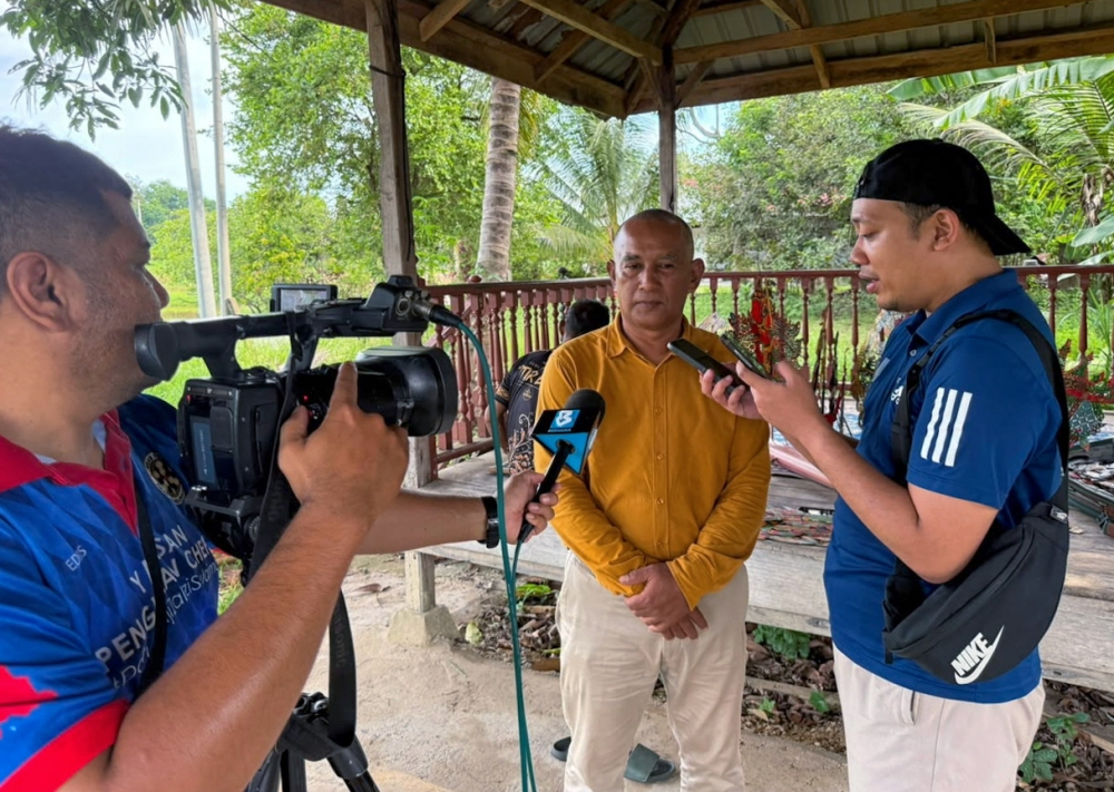 Senior lecturer at Universiti Malaysia Kelantan’s (UMK) Faculty of Creative Technology and Heritage, Mohd Aswawi Isa, believes its survival depends on how far society is prepared to view ‘wayang kulit’ as a cultural treasure that must be preserved, rather than merely a traditional performance. — Bernama pic 