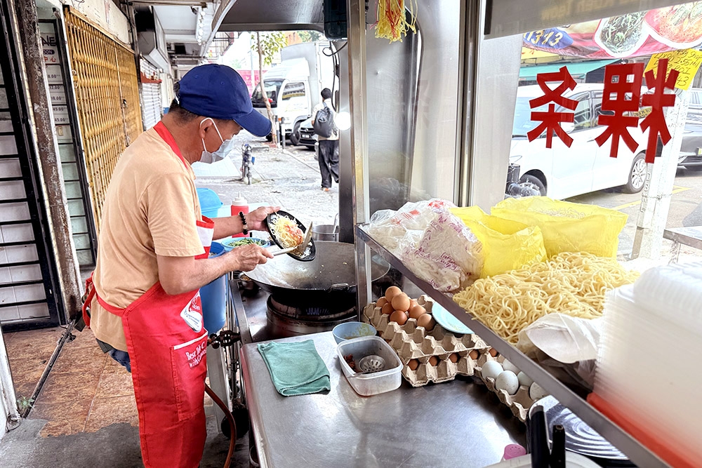 Uncle Wong fries each plate of ‘char kway teow’ individually. — Picture by CK Lim