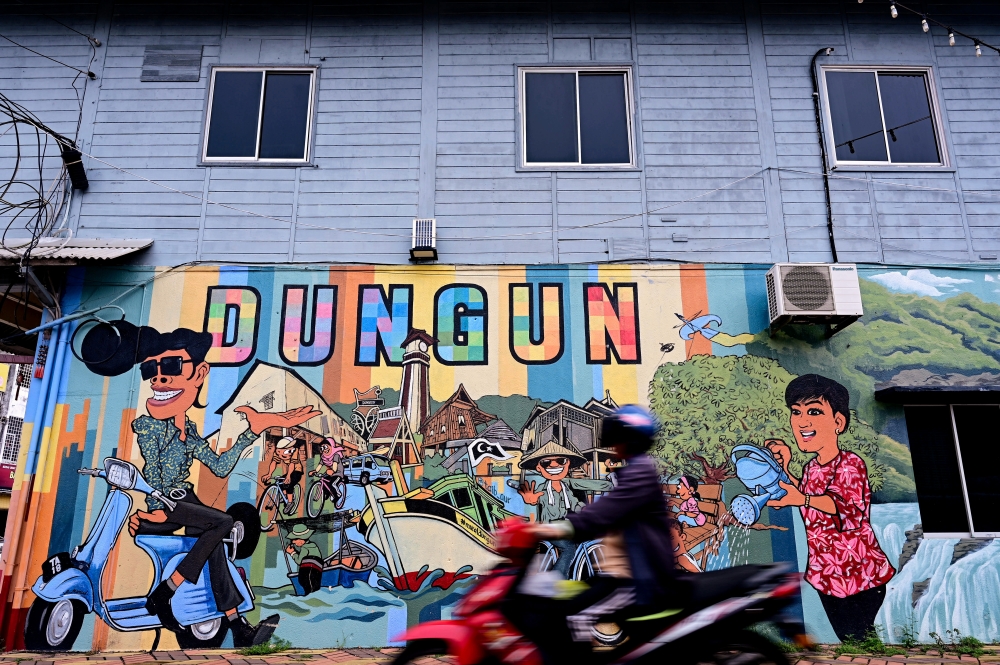 Mural magic captures everyday life at Kuala Dungun’s ‘kedai kayu’. — Bernama pic