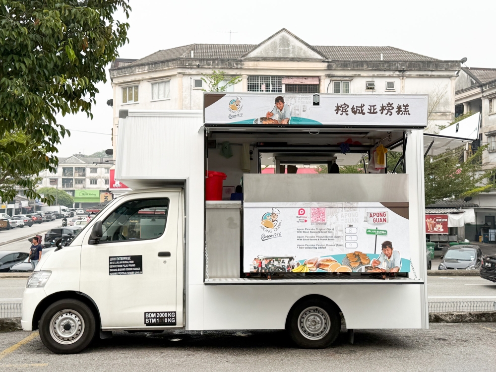 Find the food truck parked opposite the Hong Leong Bank Berhad Pandan Indah branch along Jalan Pandan Indah 4/1. — Picture by Lee Khang Yi