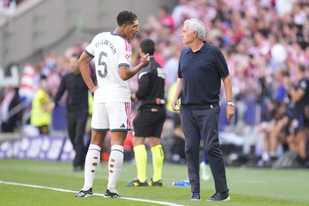 Six points back and problems piling up: Mourinho faces huge fortnight ...