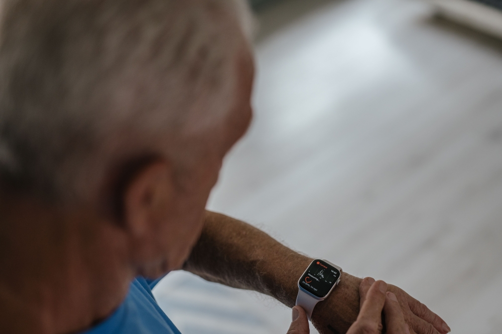 Experts say dedicated devices capable of detecting falls, loss of consciousness or unusual movements could help alert caregivers and emergency responders. — Pexels pic