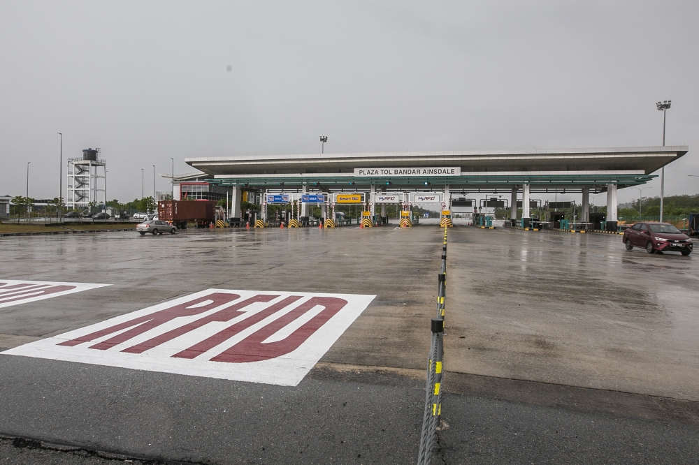When the vehicle enters an Enhanced RFID lane, the system detects the RFID tag and the toll is deducted from the linked eWallet. — Picture by Hari Anggara