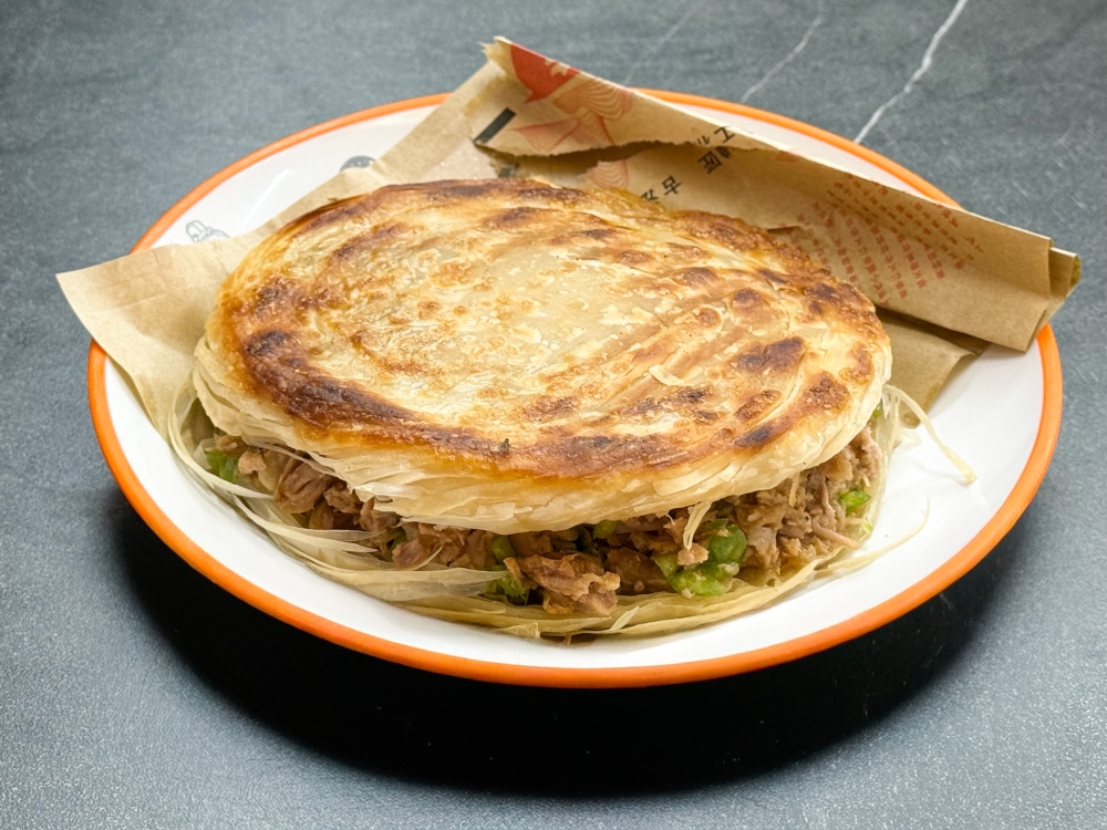This is the Tongguan version with the round flatbread that has crispy, flaky layers paired with either pork or beef — Picture by Lee Khang Yi