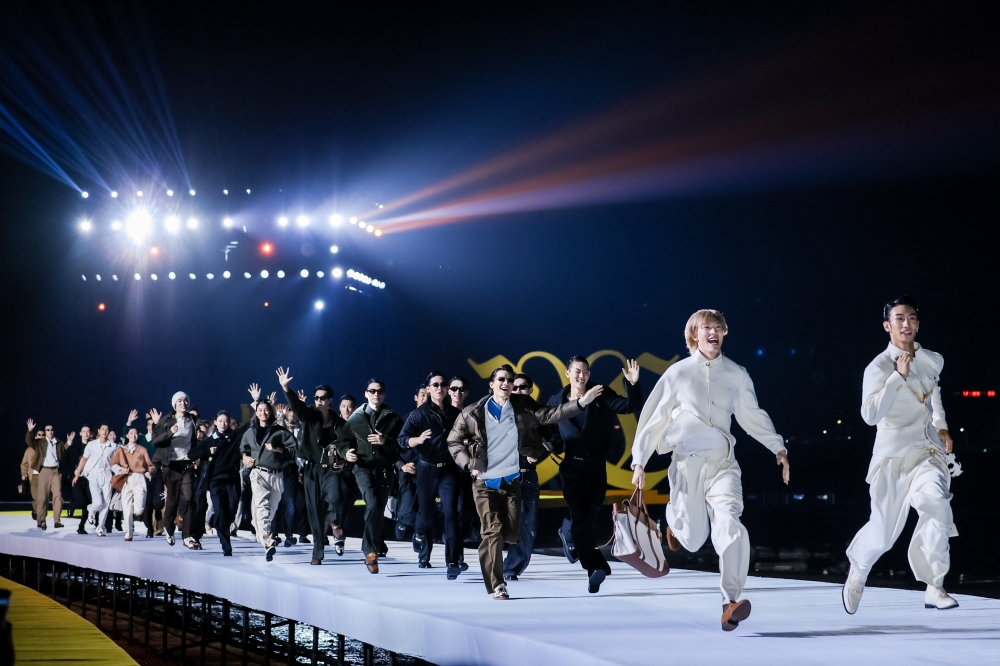 Models wave to the crowd as they run down the runway during the finale of Cabbeen’s “Winds Unbound” show. — Picture courtesy of Cabbeen