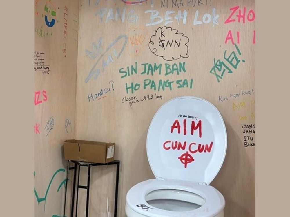 The toilet stall installation for visitors to scribble Hokkien phrases on. Sumidik got started with a few while the rest was filled by visitors. — Picture courtesy of AikBeng Chia