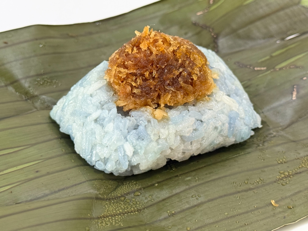 The ‘pulut inti’ is glorious here with blue marbled glutinous rice topped with grated coconut tossed in ‘gula Melaka’ syrup. — Picture by Lee Khang Yi