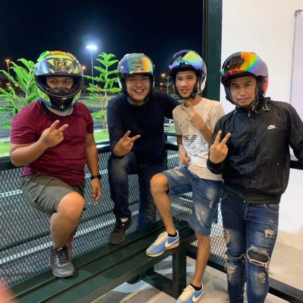 Delivery rider Putera Mohammad Aidil, 41 (3rd left), has turned to an air quality monitoring app to track haze conditions and plan his daily deliveries in Johor. — Picture courtesy of Putera Mohammad Aidil
