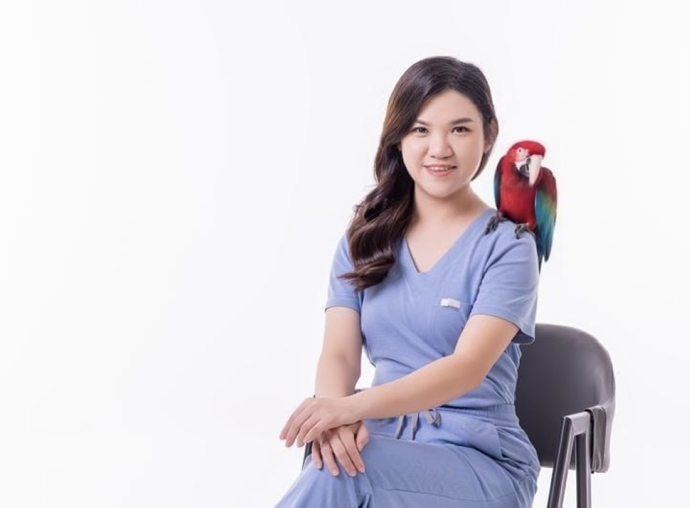 Veterinarian Dr Wendy Cheng of Noah’s Ark with a parrot. She urged pet owners to watch for signs of respiratory distress during the haze, particularly in animals with existing health conditions. — Picture courtesy of Dr Wendy Cheng