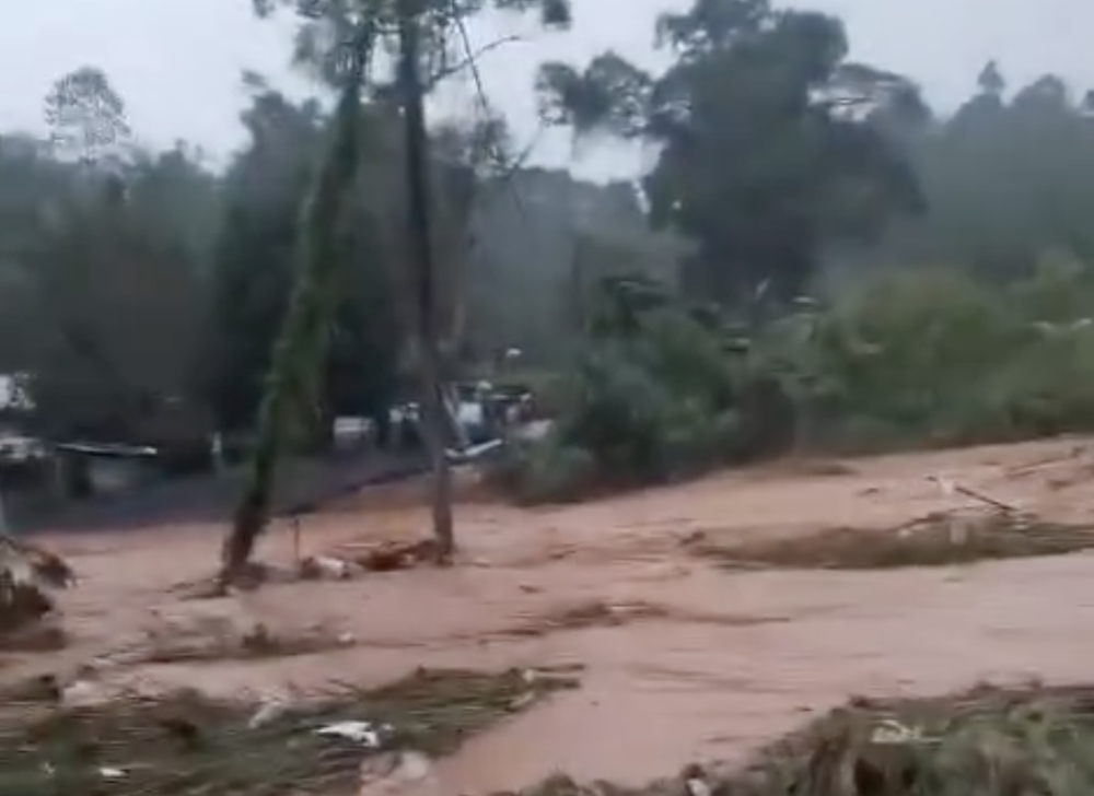 Floodwaters destroy Pos Brooke suspension bridge, leaving villagers isolated
