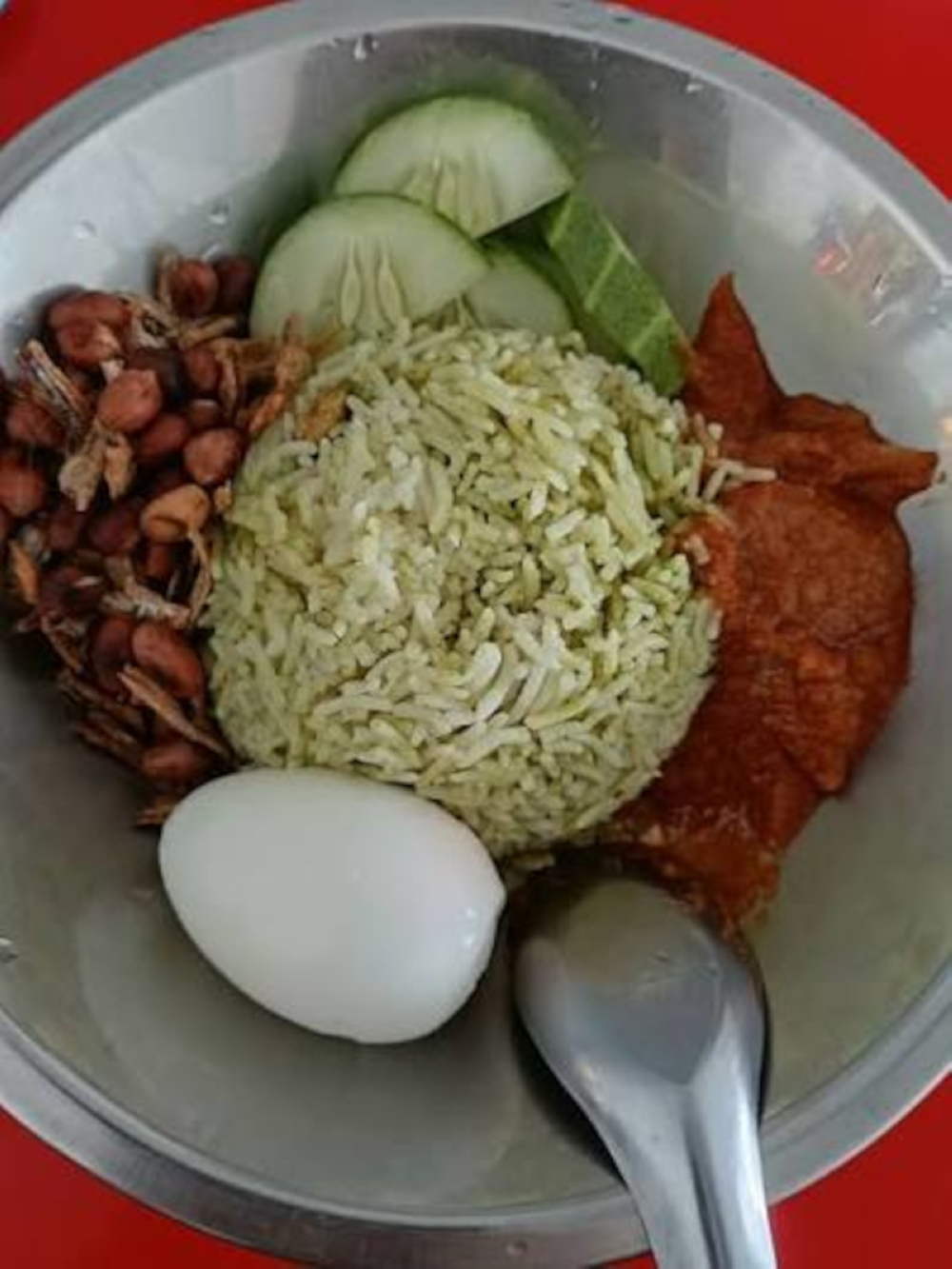No longer confined to lattes, fancy drinks and desserts, matcha is increasingly being incorporated into a variety of savoury dishes, including ‘nasi lemak’, burgers and even fried catfish. — Social media pic