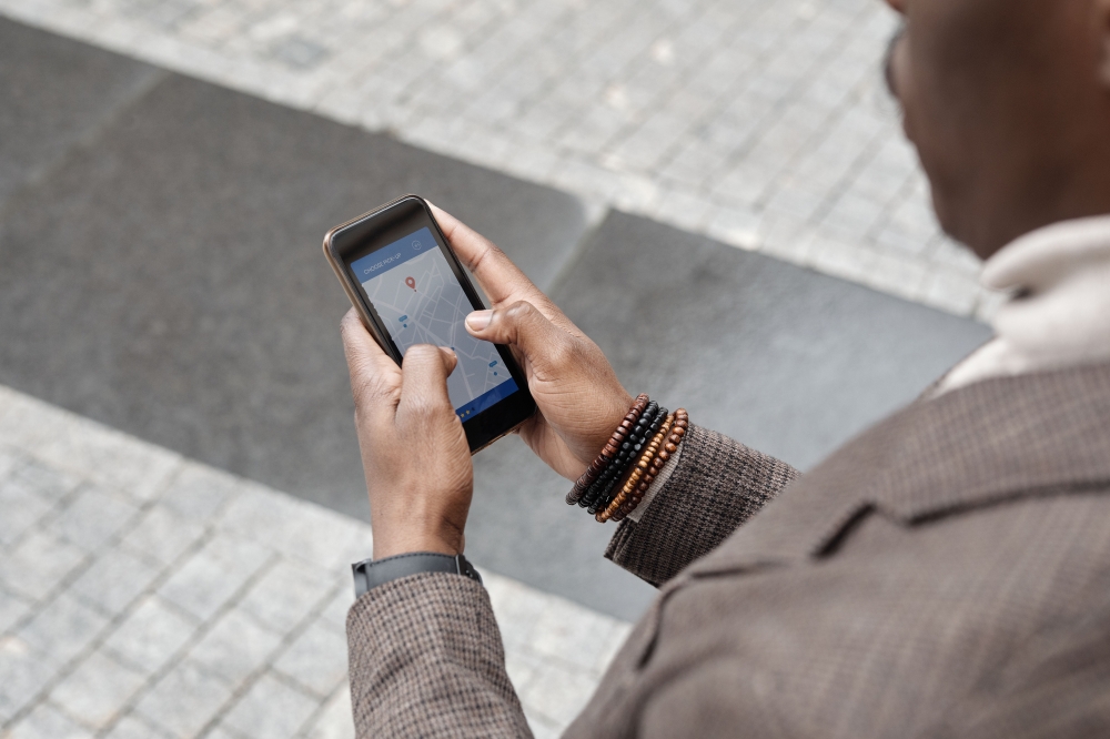 Smartphones, smartwatches and location-sharing apps can reveal the movements of senior officials, raising national security concerns. —Pexels pic