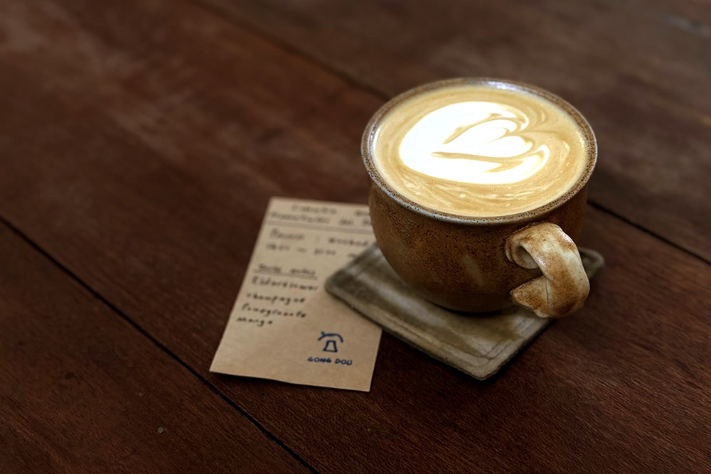 Milk coffee made with Colombia Finca Manantiales del Frontino Geisha. — Picture by CK Lim