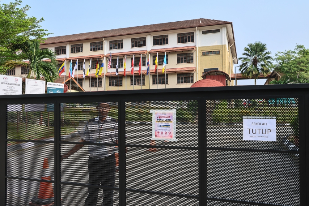 A notice on the gate of Sekolah Menengah Kebangsaan Subang Bestari announces a school closure due to haze in Shah Alam, Selangor on October 13, 2026. — Picture by Yusof Isa