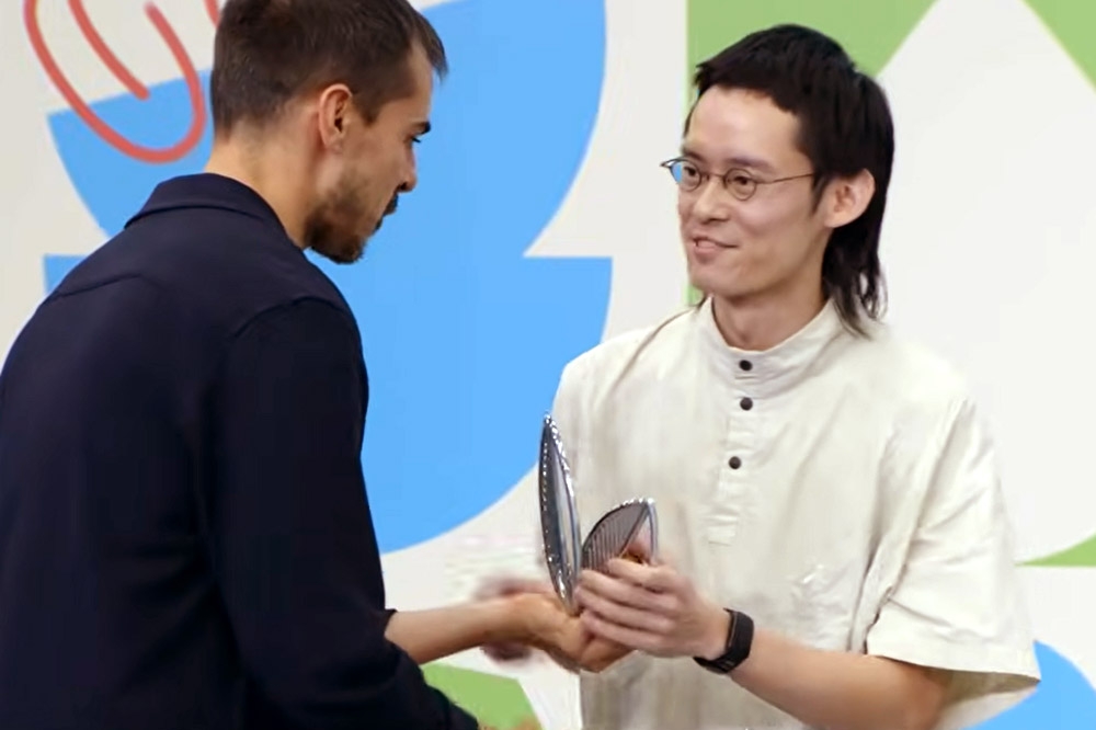 Alberto Escobon (left) of Storm Barista Attitude presenting Shing Win with his award. — YouTube screenshot/World Barista Championship