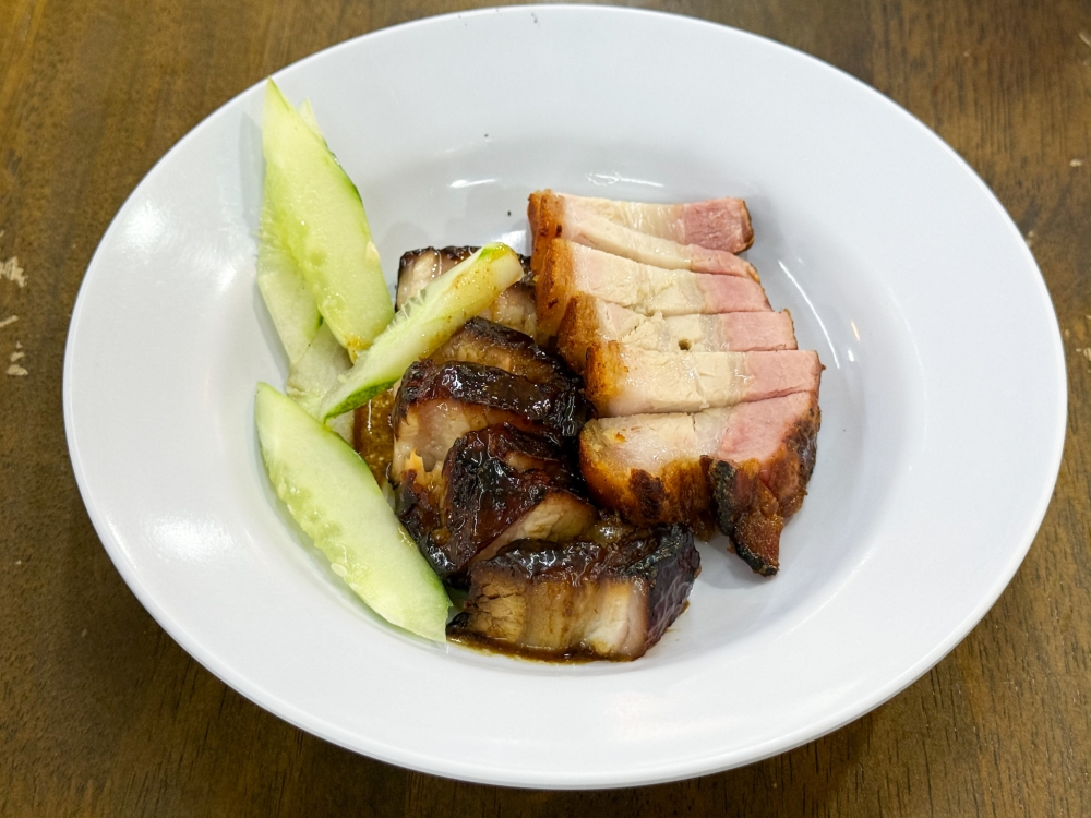 Order a mixed platter of roast meats like their superb ‘char siu’ and crunchy roast pork which is still tender and not dried out from over roasting. — Picture by Lee Khang Yi