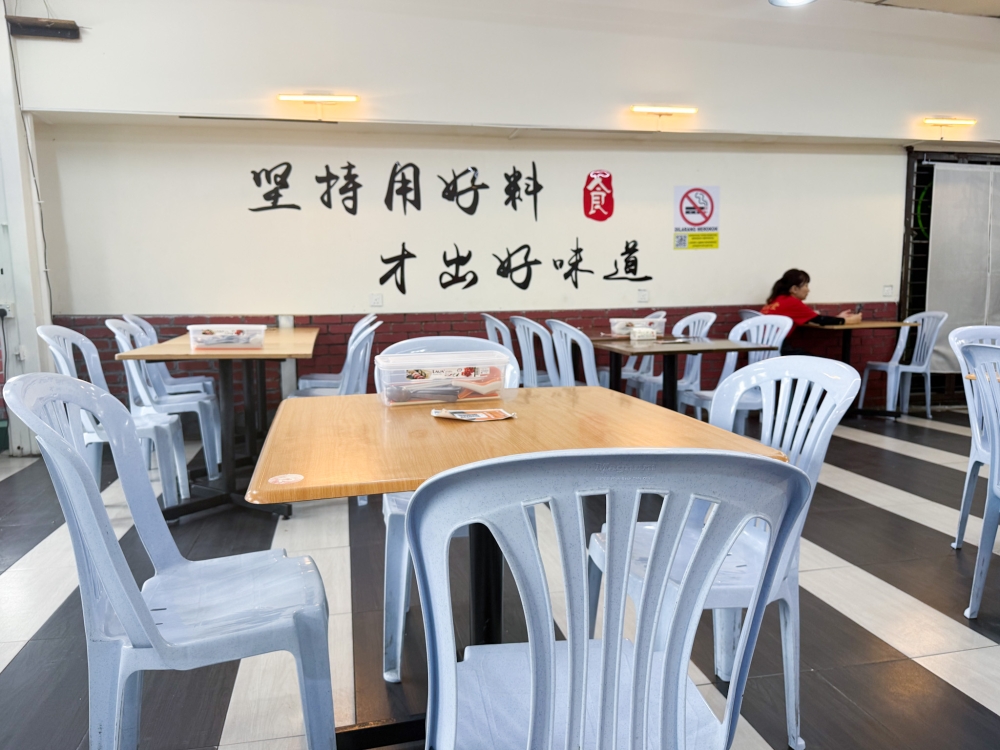 The eatery is spacious and has a self-service refreshment area. — Picture by Lee Khang Yi