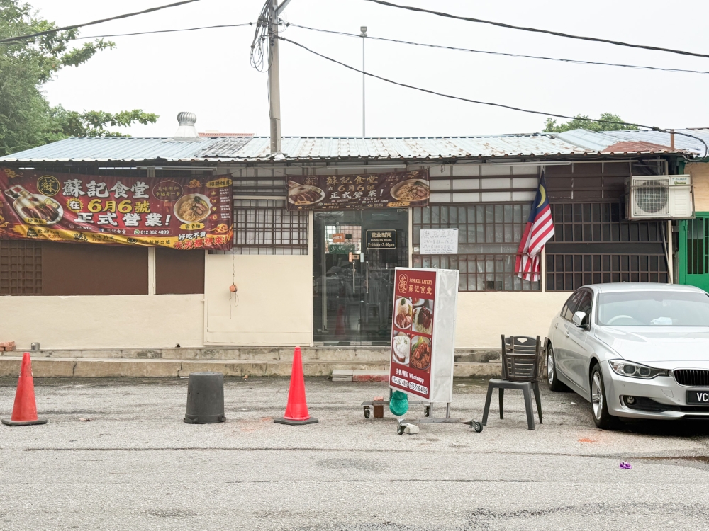 Look for the eatery opposite the tile showroom Jubin BMS as it's at the fringe of the Taman Bukit Maluri industrial park. — Picture by Lee Khang Yi