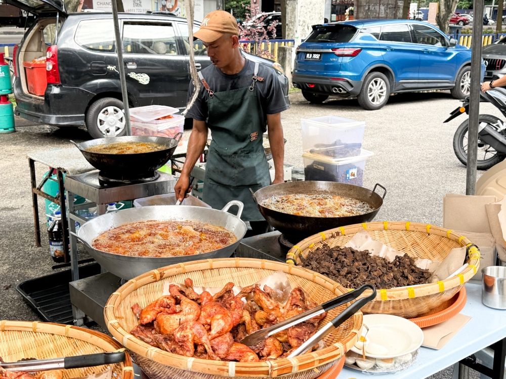 The frying station works non-stop during lunch time, delivering piping hot fried chicken and ‘paru goreng’ straight from the wok — Picture by Lee Khang Yi