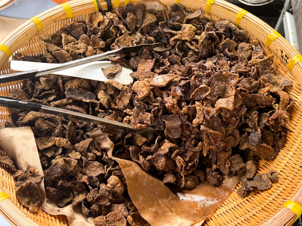 Sliced wafer thin, the cow lung is deep fried until it resembles crackers — Picture by Lee Khang Yi