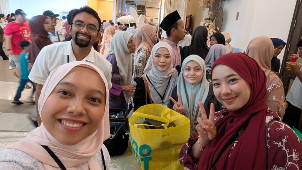 Dr Muhammad Al-Dr Amin Tajuldin (with beard) and his volunteer medic team attended to heat exhaustion patients during Bella Astillah and Syed Saddiq Syed Abdul Rahman’s “Kenduri Rakyat” wedding celebration in Muar, Johor, on October 25, 2026. — Picture courtesy of Dr Muhammad Al-Dr Amin Tajuldin