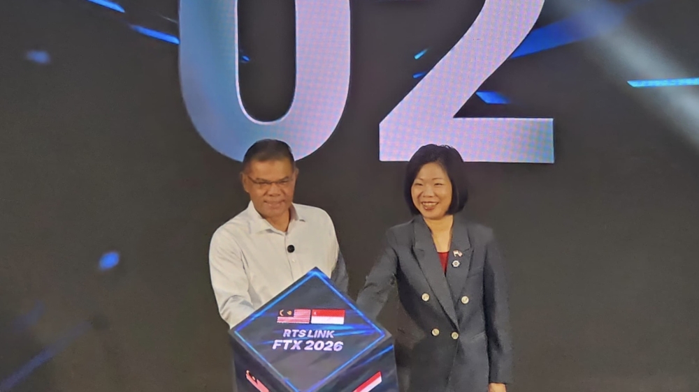 Home Minister Datuk Seri Saifuddin Nasution Ismail (left) presenting a memento to his Singapore counterpart Sim Ann, who is the Second Minister for Home Affairs, at the Malaysia-Singapore Cross-Border Joint Security Exercise (FTX 2026) closing ceremony at the RTS Link Wadi Hana site Johor Bahru today, Oct 28, 2026. – Picture by Ben Tan