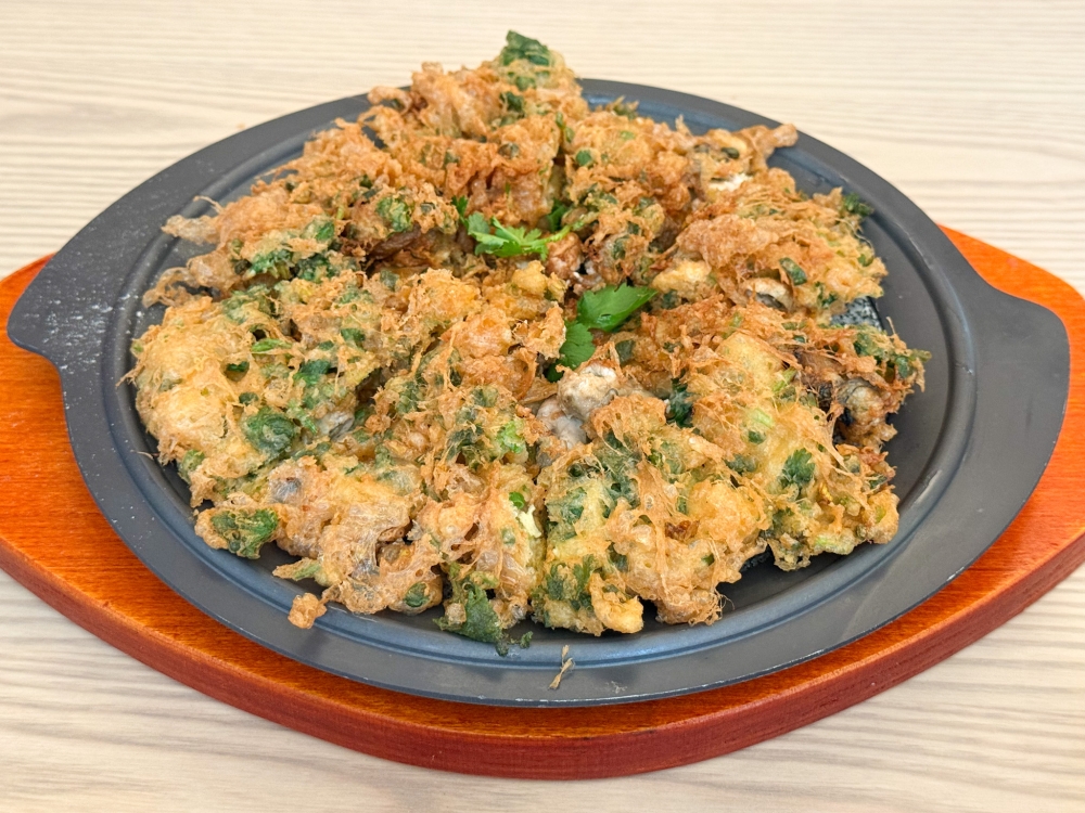 When they get it right, the Pan-fried Teochew Oyster Omelette is a crispy, golden wonder with its light crust, oysters and greens. 