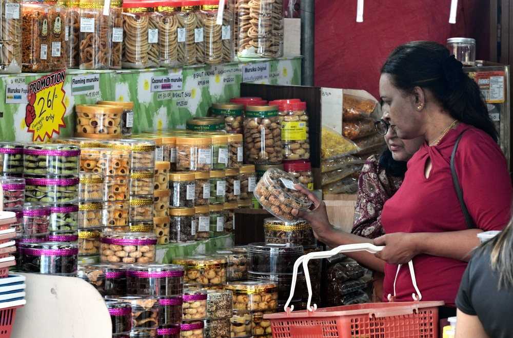 Traditional Deepavali delicacies, including ‘murukku’, ‘laddu’ and ‘suji’, are among the popular purchases as families prepare for the celebrations. — Bernama pic
