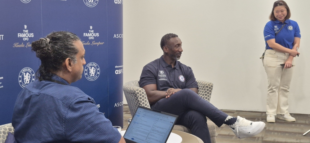 Former Chelsea striker Jimmy Floyd Hasselbaink (centre) shares his thoughts on the decline of long-range goals in modern football during an interview with Malay Mail in Kuala Lumpur. — Picture by Arif Zikri
