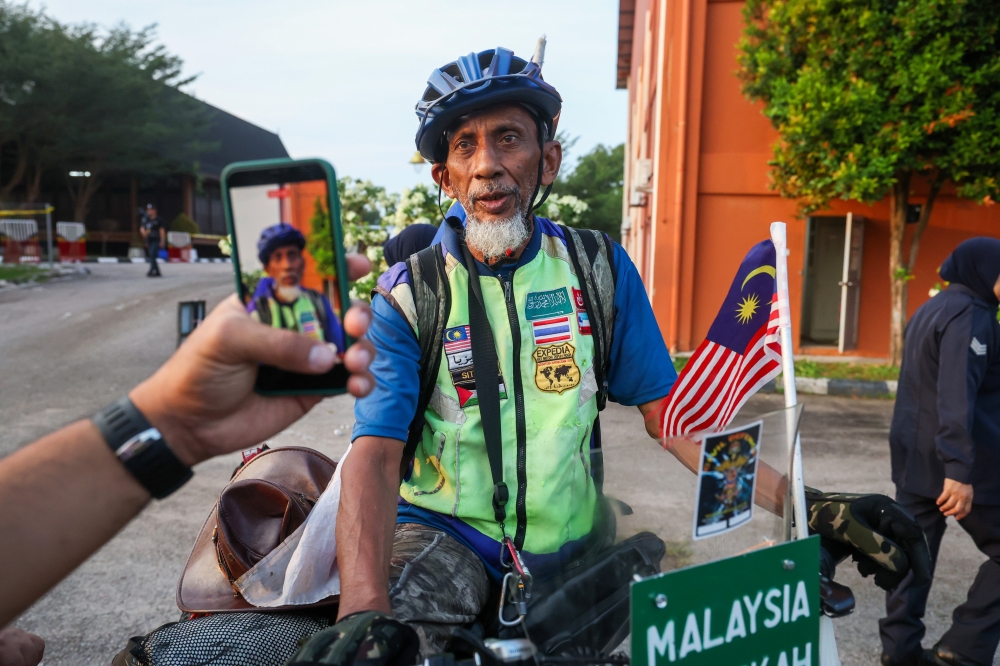 Sitdek Ahmad Ali, 68, explains he journeyed interstate so that he can witness the Melaka Nomination Day process as a voter even though he lives outstation. — Bernama pic