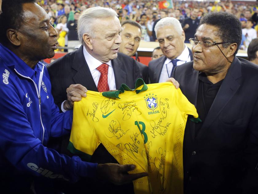 nFootball greats Pele (left) of Brazil and Eusebio (right) of Portugal hold a signed Brazil jersey before an international friendly football match between Brazil and Portugal in Foxborough, Massachusetts in this September 10, 2013 file photo. u00e2u20acu201d Reuters 
