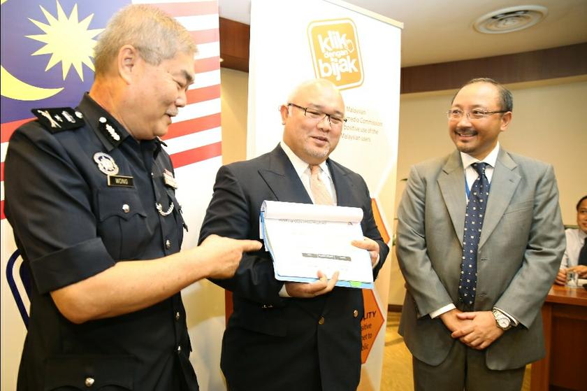 Dato' Mohamed Sharil Tarmizi (centre) holds a press conference at Malaysian Communications and multimedia Commission Headquarters. u00e2u20acu201d Picture by Saw Siow Feng