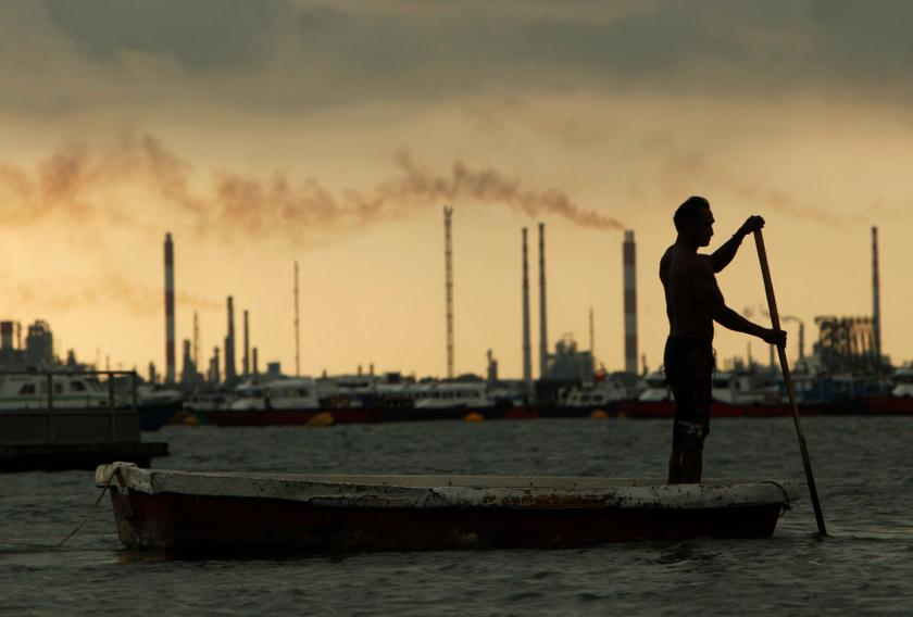 A fisherman rows his dinghy past oil refineries near port terminals in Singapore November 5, 2013. An Iranian oil firm and an Indonesian company are looking to build a refinery in Indonesia worth at least US$3 billion. u00e2u20acu201d Reuters pic