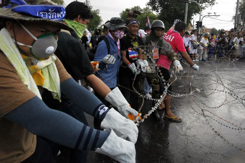 Anti-government protesters remove razor wire at the police barricade near the Government house in Bangkok November 25, 2013. u00e2u20acu201d Reuters pic