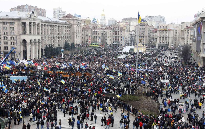 An aerial view shows the Maidan Nezalezhnosti or Independence Square crowded by supporters of EU integration during a rally in Kiev, December 1, 2013. u00e2u20acu201d Reuters pic