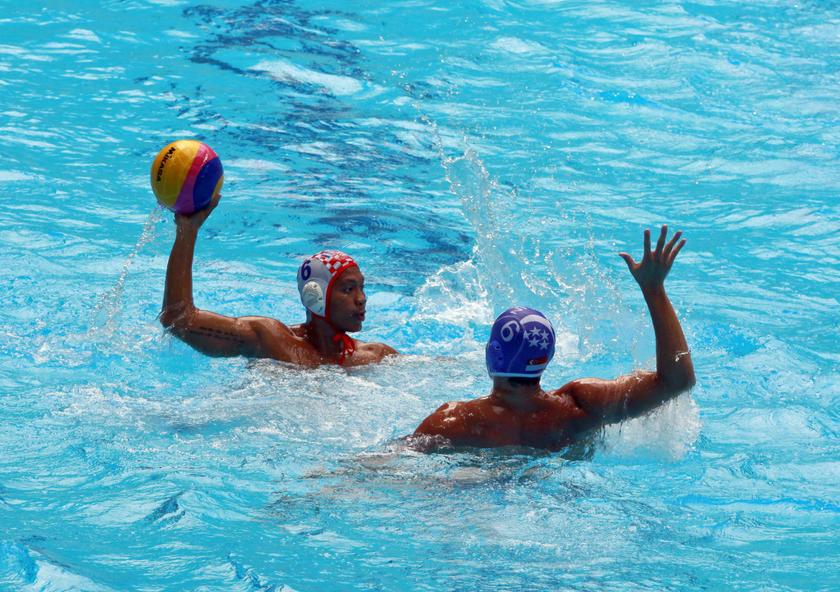 Indonesia's Benny Respati (left) and Singapore's Paul Louis Tan fight for the ball during their waterpolo match in the 27th SEA Games at the Zeyar Thiri swimming pool in Naypyitaw December 9, 2013. u00e2u20acu201d Reuters pic